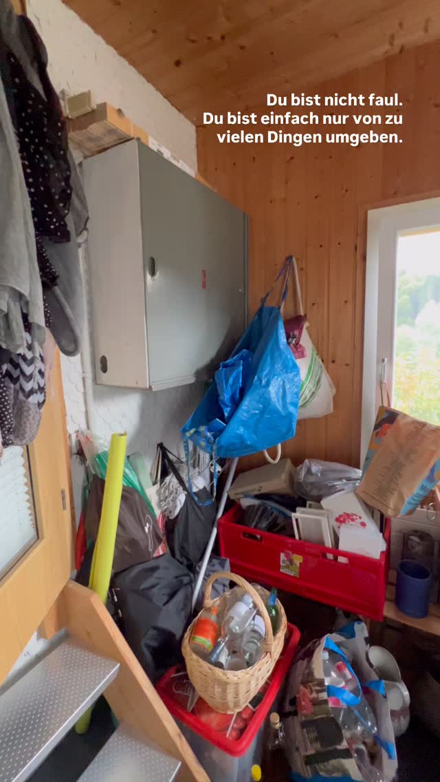 Mach heute genau diese 3 konkreten Schritte:
1. Leere eine Schublade komplett aus�ALLES raus auf den Tisch.
2. Sortiere radikal in 3 Kategorien�Behalten. Wegwerfen. Spenden.�Ohne „Vielleicht“-Stapel.
3. Räume nur das zurück, was du wirklich nutzt�Alles andere verlässt die Schublade und zwar SOFORT.
.
.
.
.
.
.
home organizing | decluttering | familienalltag | ordnungssysteme | ordnung schaffen | schweiz | aufräumhilfe | bern | organisieren | kleiderschrank | aufräumen | thehomeedit
#thun #loslassen #minimalismus #mariekondo #ordnungstipps