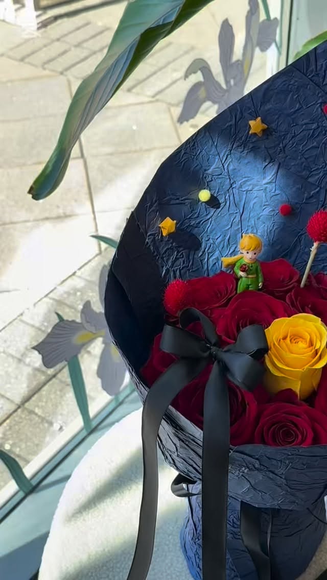 A bouquet inspired by The Little Prince ✨
A tiny world of roses, stars, and quiet emotions —
soft, nostalgic, and a little magical.
For those who still believe in their own little planet.
#thelittleprince
#storytellingflowers
#creativebouquet
#rosebouquet
#floralart