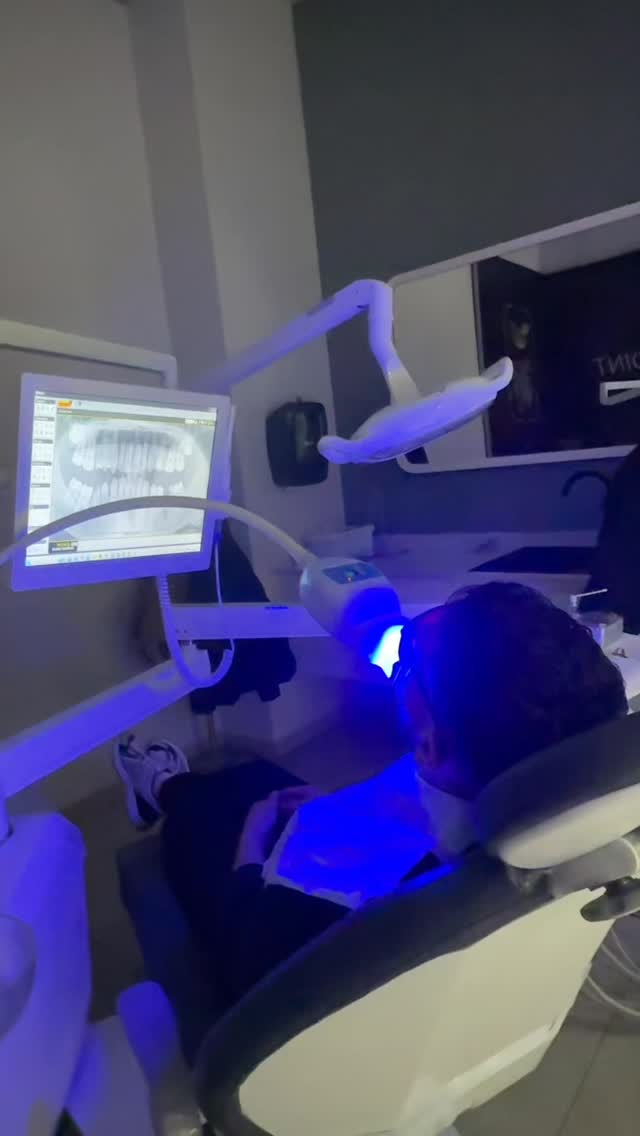 #deutschland #dental #bleaching #smile #viralvideos
Genießen Sie ein professionelles Zahnbleaching in unserer Klinik – für ein strahlend weißes und gepflegtes Lächeln.