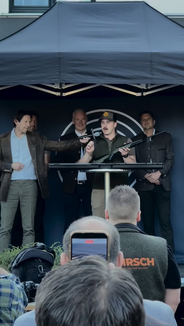 Nach über 100 Jahren kehrt der Geradezug endlich zurück ins Hause Steyr Arms – ein gelungenes Comeback! Die Waffe besticht durch ihre extreme Führigkeit, einen top Abzug und hervorragende Ergonomie. Besonders spannend ist sie auch für Jägerinnen, da sie sich leicht anpassen lässt. Diese Kombination macht sie zu einem idealen Begleiter im Revier. Steyr Arms zeigt mit diesem Modell erneut, dass sie Tradition und Innovation perfekt verbinden können. Ein wirklich beeindruckendes Produkt, das höchsten Ansprüchen gerecht wird. Well done, Steyr Arms! 🌿🌿 Dopo oltre 100 anni, il modello Geradezug torna finalmente alla Steyr Arms: un ritorno in grande stile! L'arma colpisce per la sua estrema maneggevolezza, un grilletto eccellente e un'ergonomia straordinaria. È particolarmente interessante anche per le cacciatrici, poiché si adatta facilmente alle loro esigenze. Questa combinazione la rende una compagna ideale nei terreni di caccia. Con questo modello, Steyr Arms dimostra ancora una volta di saper coniugare perfettamente tradizione e innovazione. Un prodotto davvero impressionante, all'altezza delle più alte aspettative. Ben fatto, Steyr Arms!
Maggiori informazioni nell'edizione di giugno di «Schweizer Jäger» – la tua rivista di caccia. #armeriagrigioni
Mehr darüber in der Juni Ausgabe vom Schweizer Jäger - deinem Jagdmagazin. #schweizerjäger