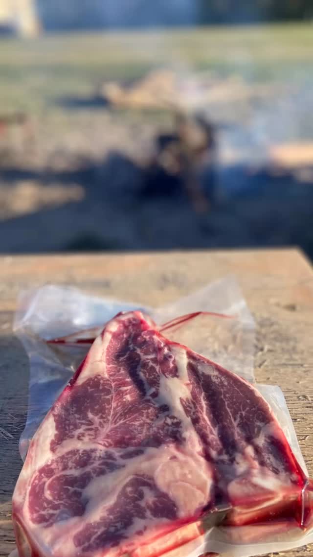 Fusion de culturas, y experiencia Gourmet; carne Angus Prime de BOA Farm con un touch adicional que aporta la cultura del asado argentino
* el manejo del fuego lento
* la cocción a las brasas
* el ritual del asador
* los cortes parrilleros con identidad
* la reunión alrededor del fuego
Todo esto transforma una comida en una experiencia.