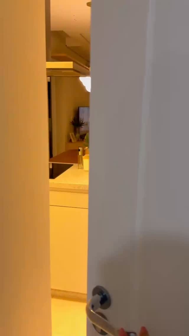 Apartamento C&G | Blumenau
Uma delícia projetar para mais uma família que está iniciando. A Carol e o Gustavo me procuraram para projetar um apartamento novo, cheio de inspirações que amei desde o início e grandes expectativas para o futuro. Apartamento atemporal, funcional, que atende a rotina dos dois com muito aconchego e carinho. Agora, finalizado, me enviaram esses vídeos lindos e não pude deixar de compartilhar por aqui. Em breve fotos oficiais!
Agradeço demais por me deixarem entrar no cantinho de vocês. Um beijo!