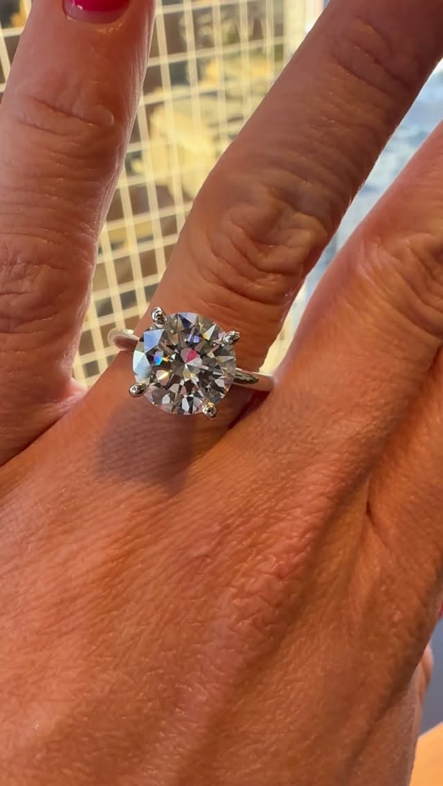 Ok, we love a good simple solitaire… 4ct perfection 😘🥰😍