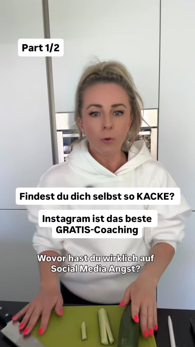 Du scrollst durch deinen Feed und siehst nur perfekte Gesichter, perfekte Stories, perfekte Erfolge.
Und dann schaust du dich an und denkst:
„Ich kann mich so nicht zeigen.“ 🚩
Warum?
Findest du dich wirklich so kacke, dass du dich hinter einer Maske, hinter einer 08/15 Strategie verstecken musst?
Oder was ist dein Problem?
Die harte Wahrheit: Deine Angst, dich so zu zeigen, wie du bist, ist dein größter Umsatzkiller.
Menschen kaufen nicht bei einer perfekten Kopie. Menschen kaufen bei echten Menschen. Mit Ecken und Kanten. Mit Fehlern. Mit dir.
Wenn du dich verstellst, um „professionell“ zu wirken, verlierst du genau das, was dich besonders macht:
Deine Authentizität.
Hör auf, die Kopie eines anderen zu sein. Sei das Original. Das ist der einzige Weg, der sich auf Dauer auszahlt. 💸
Wovor hast du am meisten Angst, wenn du dich ungeschminkt und echt zeigst? Schreib’s in die Kommentare. 👇