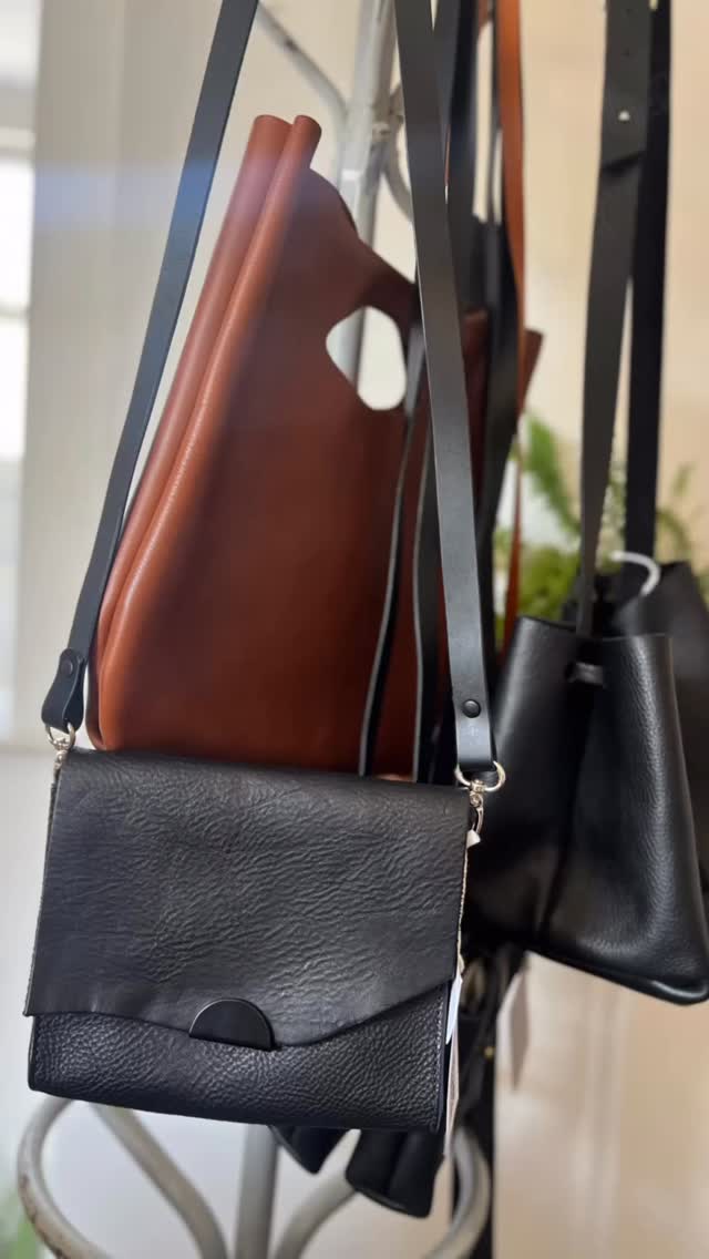 Happy World Leather Day! I’m constantly inspired by the beauty, flexibility, and sustainability of leather, and I feel grateful to make a living from it. #worldleatherday #leatherworker #leatherartisan #britishleatherworker #leather