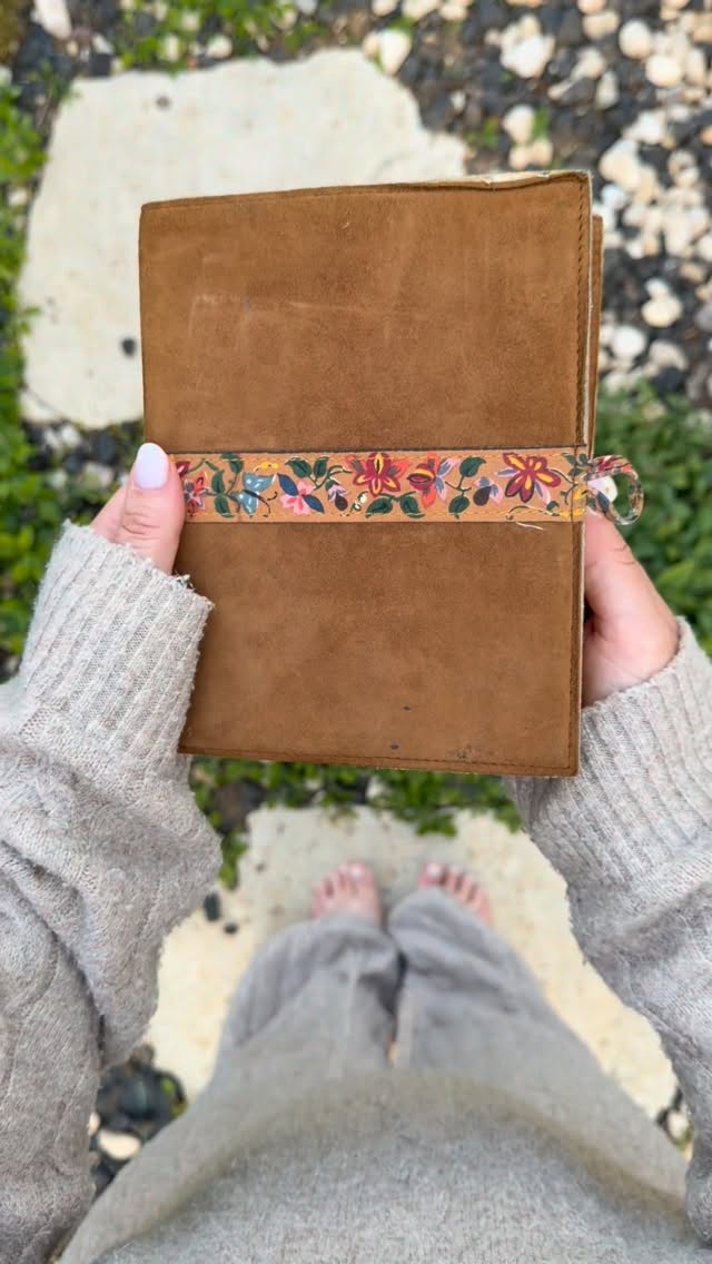 On repeat.
Noah Kahan just casually saying all the things ✨
My favorites in order *so far*:
Staying still
Doors
Dashboard
And also allllll of them 🥹
What are you playing on repeat?