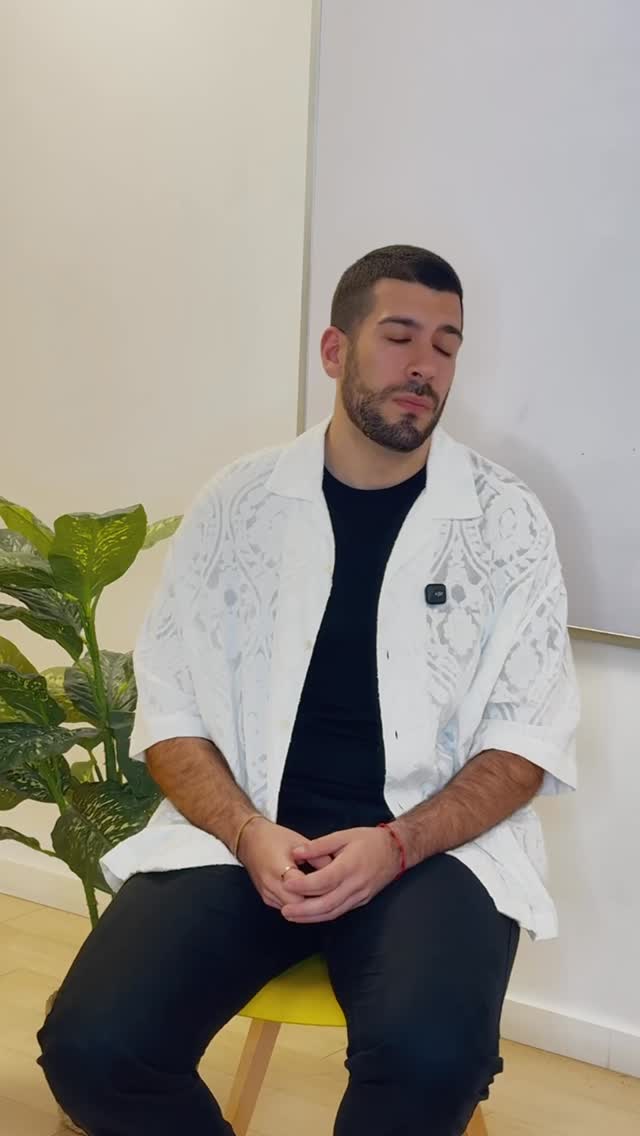 El cambio empieza por ti.
Influir no es cambiar a las personas. Influir es tener impacto en la forma en la que otra persona percibe y actúa en su realidad; per no va a cambiarla.
Y es que es diferente:
- Cambiar a otro porque creemos que hay una mejor forma de hacer
- Influir en el otro para que se oriente de una manera beneficiosa y saludable
Porque la pretensión de cambiar viene desde el ego. La de influir, desde la humildad y estar al servicio.
Por ello, el cambio se debe pensar hacia uno mismo. Qué partes puedes cambiar de ti, que hagan un cambio en el sistema. Y así, como un contagio en positivo, se reproducen los cambios, desde la influencia del ejemplo.
Pd. Corte del taller de Procesos Psicológicos de Saboteo. Más información en los links de la bio.
#psicologiasocial #desarrollopersonal #psicologia #talento #liderazgo