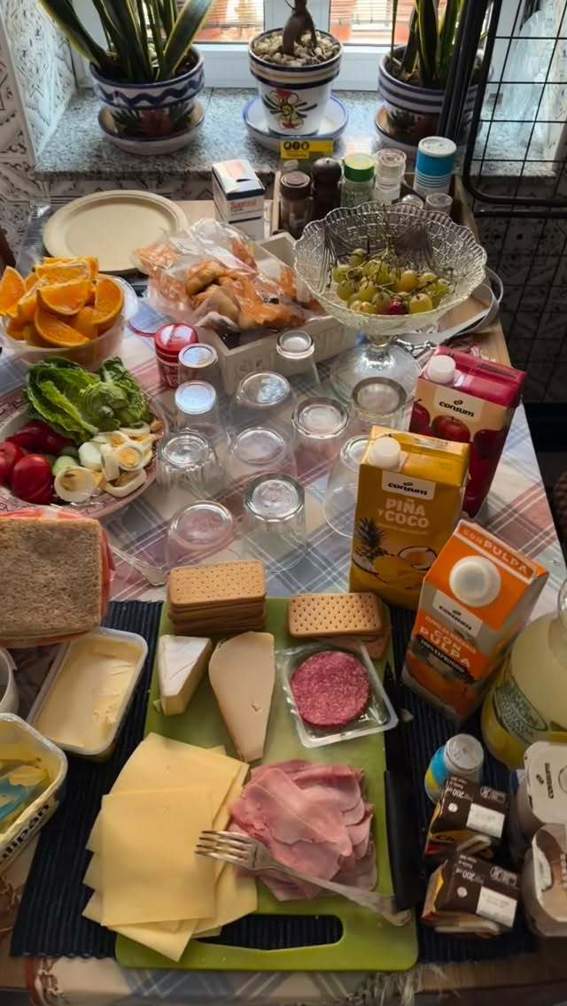 Dag tre började med en tidig frukost innan vi satte oss i bilarna och åkte norrut mot Guadalest. Den lilla bergsbyn visade sig vara en riktig pärla, känd för sin dramatiska historia och sitt läge högt uppe bland bergen. Guadalest har anor från morisk tid och var en gång en viktig fästning, vilket märks på de gamla murarna och den historiska bebyggelsen. Utsikten därifrån var helt fantastisk, med turkost vatten i dalen och mäktiga berg som omgav oss.
Efter besöket fortsatte vi till Fonts de l’Algar, där vi fick uppleva vackra vattenfall och klara källor. Några passade på att doppa fötterna, andra badade under vattenfallet medan andra bara njöt av den friska luften och den natursköna miljön.
Senare under dagen åkte vi vidare till El Campello, där vi avslutade utflykten med middag nära stranden. Där fanns också tid för bada I Medelhavet och spela boll, och att promenera längs havet och unna sig en glass i kvällssolen.
Vi kom hem i lagom tid till Castalla, så att alla fortfarande hade energi att umgås med sina nyfunna vänner. Det blev ännu en dag fylld av upplevelser, skratt och minnen för livet.
04.00 gick vi upp för att bege oss till flygplatsen och resa hem.
Glada och supernöjda 💯♥️🤩 #klassresa #tillsammans