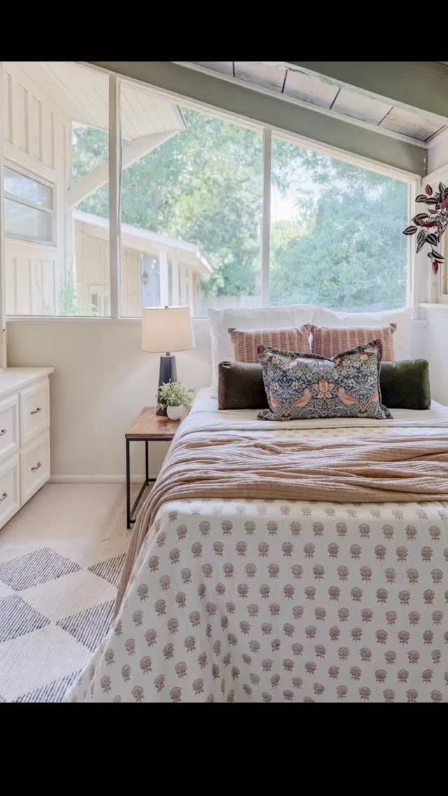 STYLING TIP OF THE DAY
Don’t overdo it.
Let the house tell you what it needs.
This one had stunning ceilings and the most beautiful natural light—so we didn’t fight it. We leaned in.
Instead of over-styling, we kept it soft, lived-in, and effortless… like someone already calls it home.
Because the goal isn’t to decorate a house—
it’s to tell the story of living there.
Less noise. More feeling.