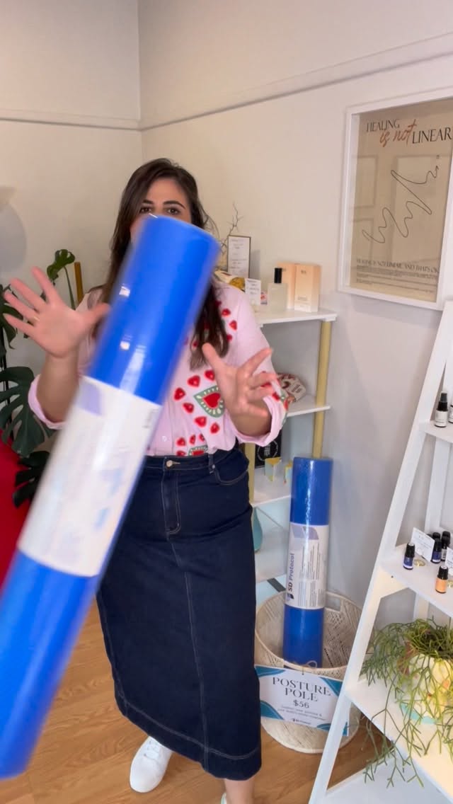 Most people think a posture pole is just about “standing up straighter”… but it goes a lot deeper than that.
When you lie on the pole, you’re not forcing your body into position, you’re giving it space to unwind.
As the chest opens and the spine gently extends, something important happens neurologically:
You begin to reduce input from overactive postural muscles (like the upper traps and pecs), while increasing proprioceptive input along the spine, especially around the thoracic region.
This matters because your brain is constantly using this sensory information to decide: am I safe, or do I need to stay switched on?
Prolonged flexed posture (think desk work, phone use) has been associated with increased sympathetic nervous system activity, higher muscle tone, shallower breathing, and a more “alert” internal state.
When you open the front of the body and allow the ribcage to move more freely, you naturally improve diaphragmatic breathing, which is linked to vagal nerve activity and a shift toward parasympathetic regulation.
So the posture pole isn’t just:
→ posture support
→ muscle release
It’s also:
→ a change in sensory input to the brain
→ a downshift in protective muscle guarding
→ support for moving out of sympathetic dominance
Not forcing your body to change…but giving your nervous system the conditions where it can.
#nervoussystem #chiro #healing #wellbeing #health