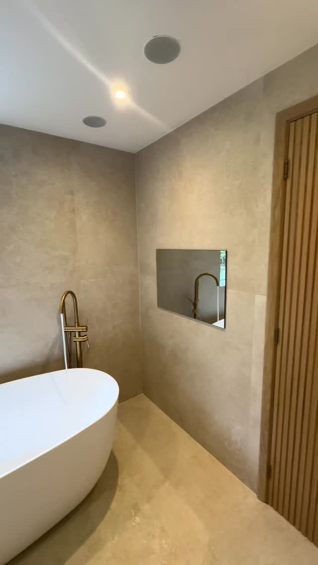 When you’re bathroom looks like this you’ll never want to leave it 🤩
A freestanding bath with an inbuilt tv screen, gold detailing and a rainfall shower. A luxury retreat in your own home.
Looking to upgrade your bathroom for summer? Give us a call on 07513263518 for a quote 👍
#bathroomreno #bathroominspo #goldbathroom #bathroomdecor #bathroomdesign