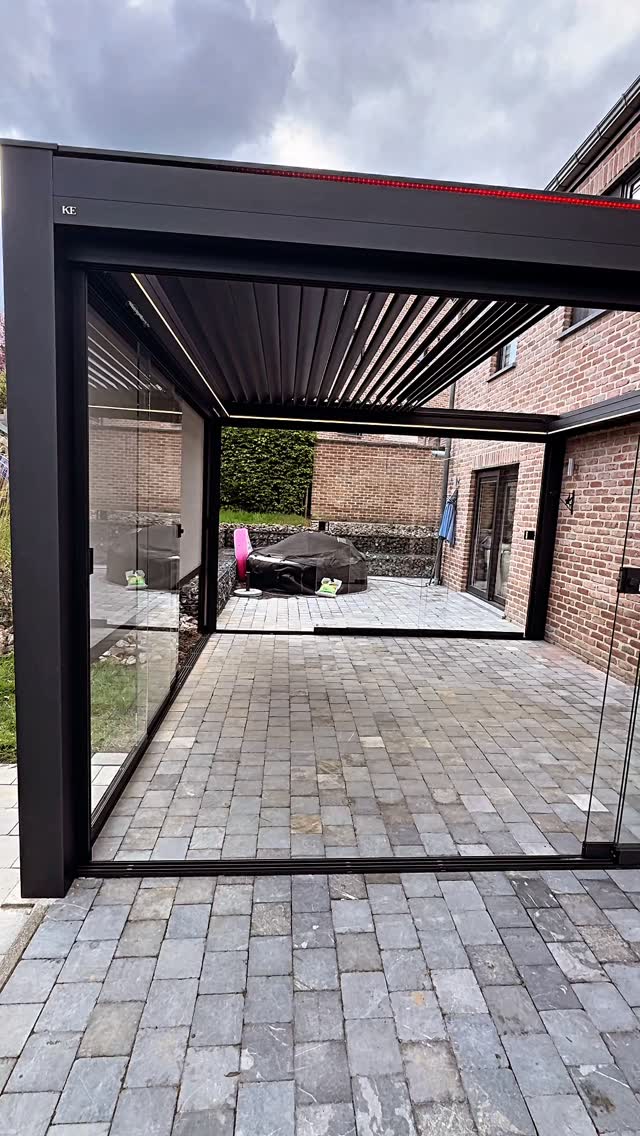 “Le voisin améliore sa terrasse…
toi, tu crées une ambiance qu’on n’a plus envie de quitter.”
✔️ Pergola bioclimatique à lames rétractables
✔️ LED périphériques intégrées dimmables
✔️ LED extérieures RGB pour l’ambiance
✔️ Stores screen intégré
✔️ 3 côtés en vitrage coulissant
Entre lumière, confort et lignes épurées…
chaque soirée prend une autre dimension.
Ce n’est plus juste un extérieur…
c’est une expérience. 🔥
Pergolux Global— À taille humaine, par choix.
#pergoluxglobal #OutdoorLiving #TerrassePremium #pergolabioclimatique #liège