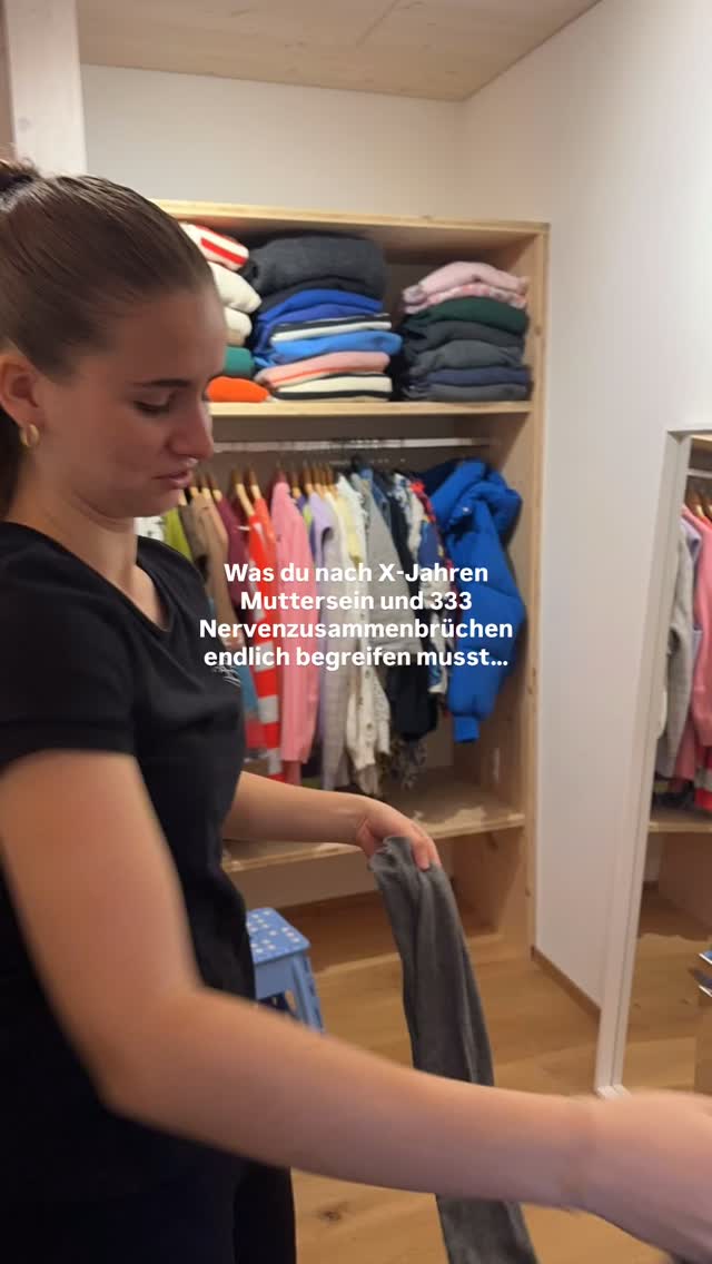 1. Dein Zuhause ist kein Projekt für „irgendwann“. Je länger du wartest, desto mehr Energie zieht dir das Chaos täglich.
2. Du bist nicht faul oder unfähig. Du bist nicht schuld. Niemand hat dir beigebracht, wie man Strukturen baut, die den Alltag tragen. Das ist keine Charakterschwäche, sondern ein fehlendes Fundament.
3. Ordnung hat nichts mit Perfektion zu tun, sondern mit Systemen, die zu deinem Alltag passen. Du musst keine makellose Insta-Wohnung haben. Es geht darum, Systeme zu schaffen, die funktionieren, auch wenns in deinem Leben gerade brennt.
4. Du verlierst jeden Tag Stunden beim Suchen, Stapeln, Aufräumen. Je länger du wartest, desto teurer wird dein Chaos und zwar in Zeit, Nerven und Energie.
5. Innere Ruhe braucht äussere Ruhe. Wenn dein Zuhause dich permanent anschreit, ist es logisch, dass du ausrastest. Ordnung ist kein Luxus. Es ist die Basis, damit du wieder klar denken, atmen und leben kannst.
Und wenn du jetzt sagst, du hast nicht mal Kraft oder Energie, dich um dein Zuhause zu kümmern, dann schreib mir und ich bringe dir alles in Leichtigkeit bei.✨
.
.
.
.
.
.
home organizing | decluttering | familienalltag | ordnungssysteme | ordnung schaffen | schweiz | aufräumhilfe | bern | organisieren | kleiderschrank | aufräumen | thehomeedit
#thun #loslassen #minimalismus #mariekondo #ordnungstipps