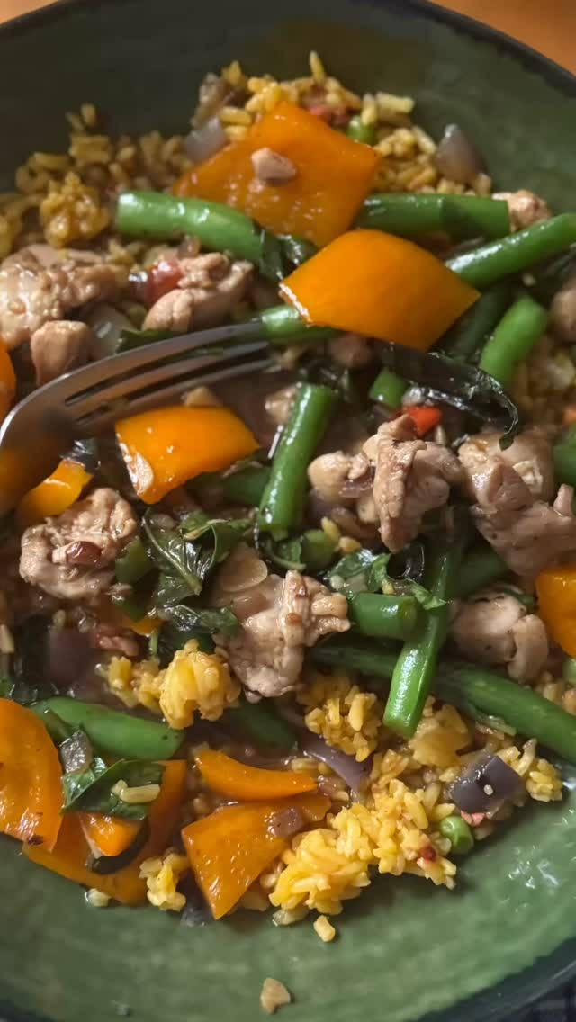 Pad Krapow Gai. My rif, Orange. and thai bird pepper, thai basil, chicken thighs. Easy and delicious. #thaicooking #homecookedfood