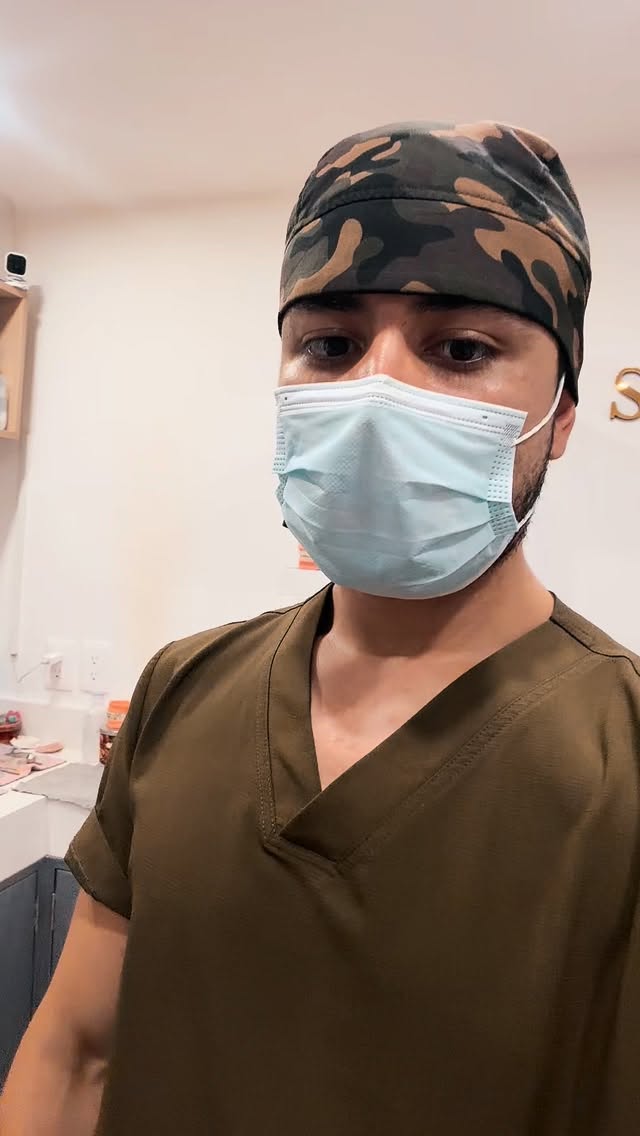 ¿Dolor por muela del juicio? 👀
Así resolvemos un tercer molar 🔥🦷
Procedimiento rápido, preciso y sin rodeos.
Menos trauma, mejor recuperación 💯
Si sientes presión, inflamación o dolor… no lo dejes avanzar.
Atenderlo a tiempo hace TODA la diferencia ⚡
Agenda tu valoración y olvídate del problema. #TercerMolar #CirugiaDental #ExtraccionDental #Odontologia #CirugiaOral