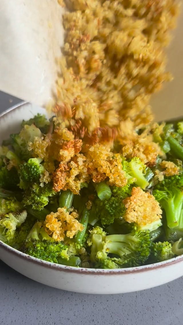 Brócoli y ejote con quinoa crujiente
Es que lo crunchy cambia todo!
Y estas verduras son un must para tu menú semanal…
Aquí te va la receta
Hierve 1/2 taza de quinoa en agua con sal
Escurre y seca bien
Como en una charola y agrega un poco de aceite de oliva
Mete en la air fryer o horno a 180 grados por 35 min moviendo de vez en cuando para dorar parejo
Por aparte en un sartén dora brócoli y ejote picado con sal y aceite de oliva moviendo de forma ocasional hasta que tome un color doradito
El aderezo es:
1/2 taza de aceite de oliva
1 cucharada de crema de almendra o cacahuate
3 cucharadas de soya
1 cucharada de vinagre de arroz
1 cucharadita de aceite de ajonjolí
3 cucharadas de miel maple
1 cucharadita de ajo picado
Sirve tus verduras con la quinoa crunchy y el aderezo
Disfruta!