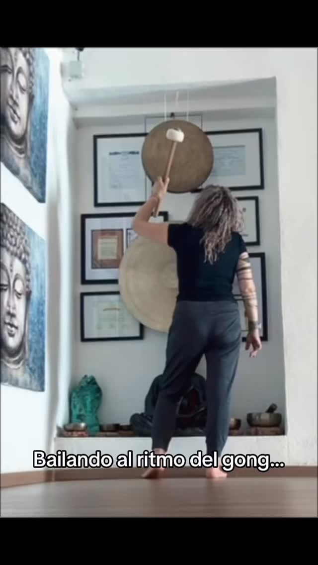 Mientras mis alumnas se relajan y sanan con la vibración del gong, me nace bailar entre la energía y el ritmo del sonido… porque el bienestar también es equilibrio entre el descanso y el movimiento.
@shuniacentroholistico & YogaShunia
Bienestar integral
#bailando #bailaresvivir #yoga #relajacion