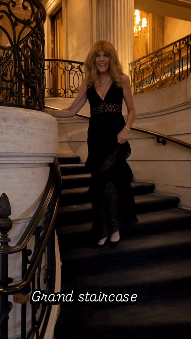 Just walking down these stairs I feel like a million dollars! The Chicago Hilton is a wonderful venue for a gala. #gala #rtrpartner #style