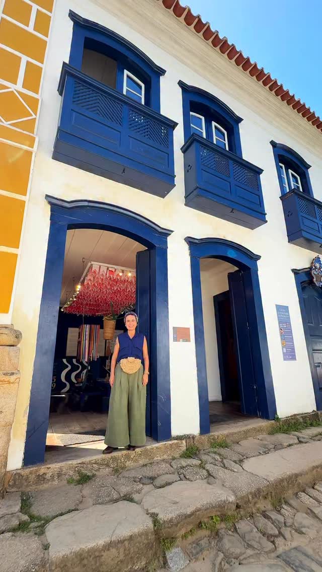 Entre o mar e a serra, Paraty tempera sua cultura e história. Nas praias, feiras, quintais e cozinhas acesas desde cedo, a comida vem do encontro entre o território e as pessoas que o habitam.
Na exposição “Do mar ao sertão”, o visitante percorre caminhos mediados pela chef Ana Bueno, que aprendeu sobre uma grande cozinha viva em Paraty, onde cada ingrediente guarda a história de quem o cultiva, pesca ou prepara.
Visite! De terça a sábado, de 10h às 20h.
Rua Dona Geralda, 194 - Centro histórico.
Através da Lei Federal de Incentivo à Cultura do @minc, a Casa da Cultura de Paraty conta com o patrocínio estratégico da @valenobrasil @institutoculturalvale, apoio do @somosglobo, @emsfarmaceutica, @ezze_seguros, @innova, Carboox, Taiamá, @ocanto.br e @sandihotel, apoio institucional da @fundacaorobertomarinho e @prefeitura.paraty.