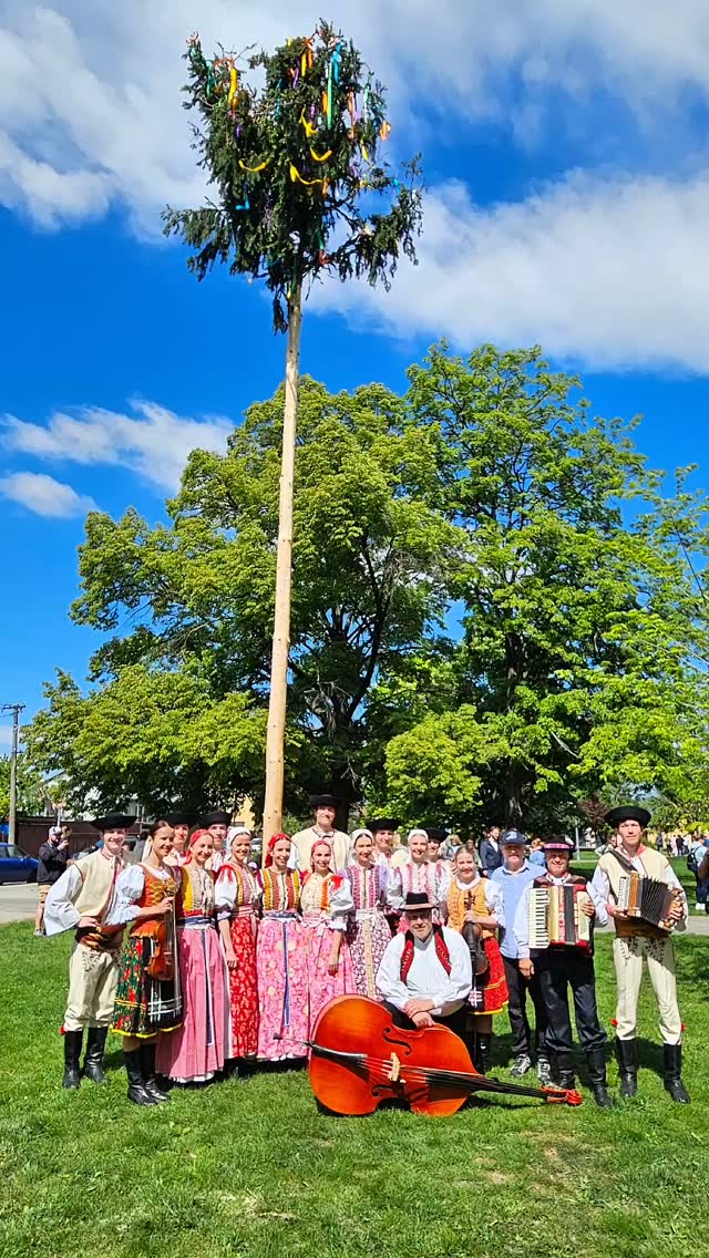 Stavanie májov máme úspešne za sebou 🌿
Aj tento rok sme to spolu zvládli – tradícia žije vďaka skvelým ľuďom okolo nás.
Veľká vďaka patrí všetkým, ktorí prišli podporiť a vytvorili skvelú atmosféru 🙌.
Osobitne ďakujeme FS Karpaty za krásny folklórny program 🎶💃.
A samozrejme našim hasičom, ktorí to zvládli na jednotku 💪🔥.
#stavaniemaja #tradicie #ružinov #fskarpaty #spolocne #hasici