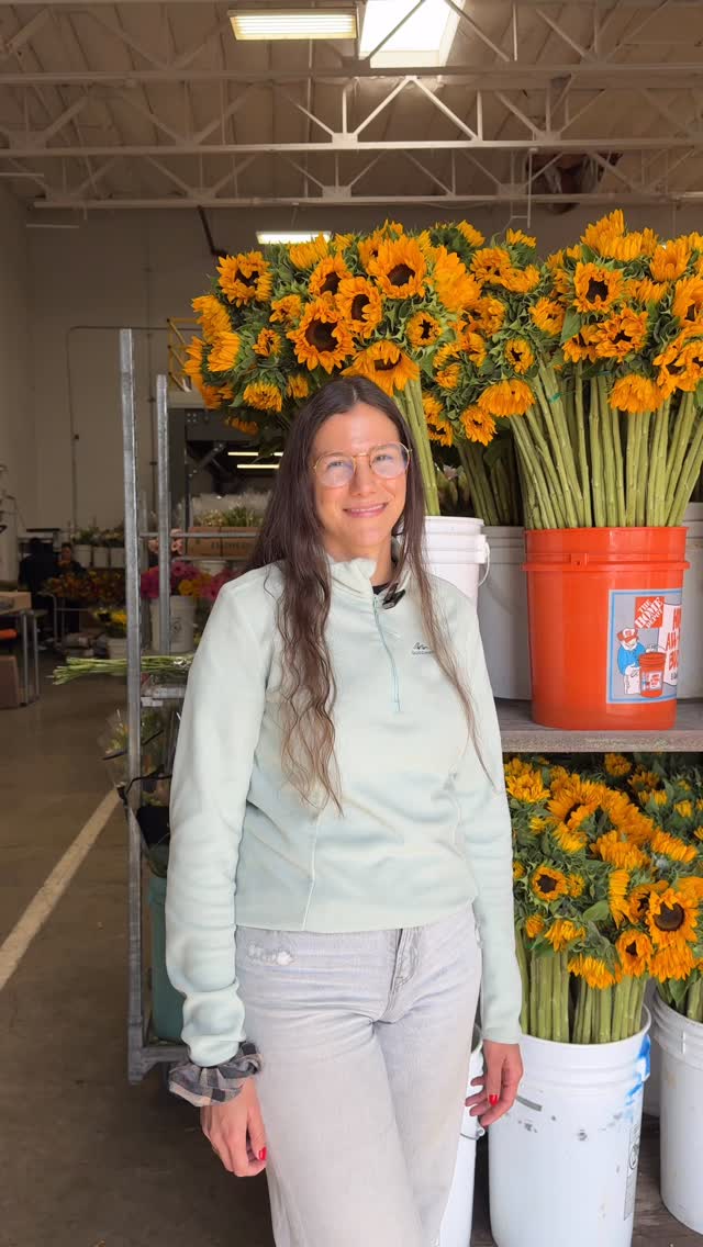 Luisa takes us behind the scenes in the warehouse as we get everything ready for Mother’s Day 💐