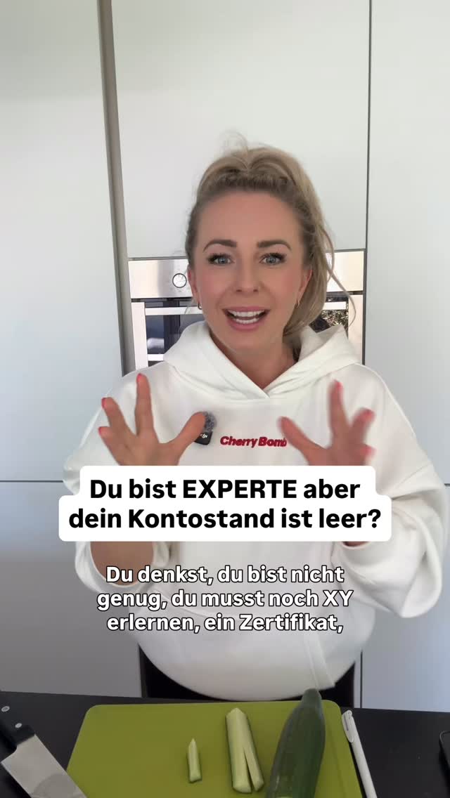 Ja das mache ich dann, warte noch mal ich bin noch nicht soweit. Ich hab noch kein Blatt Papier, welches es mir bestätigt dass ich die Theorie erlernt habe…
„Ich muss erst noch diese Ausbildung machen...“
„Ich bin einfach noch nicht weit genug...“
„Einen Abschluss brauche ich noch, dann starte ich...“ 🚩
Bullshit.
Genau das ist der Grund, warum du keinen Umsatz machst. Du versteckst dich hinter dem Lernen, um nicht ins Handeln kommen zu müssen.
Die bittere Wahrheit: Umsatz kommt von Umsetzen. Nicht von der 5. Ausbildung oder dem 10. Buch über Marketing. 📉
Du denkst, du bist noch nicht fertig?
Spoiler: Du wirst nie „fertig“ sein. Das Business-Leben ist „Training on the Job“.
Jede Minute, die du in passives Wissen investierst, statt aktiv rauszugehen, kostet dich echtes Geld.
Hör auf, dich vor deinem Erfolg zu drücken.
Geh raus, mach Fehler, korrigiere sie und verdien endlich Geld. 💸
Womit fängst du HEUTE an umzusetzen? Schreib’s mir keine Ausreden mehr! 👇