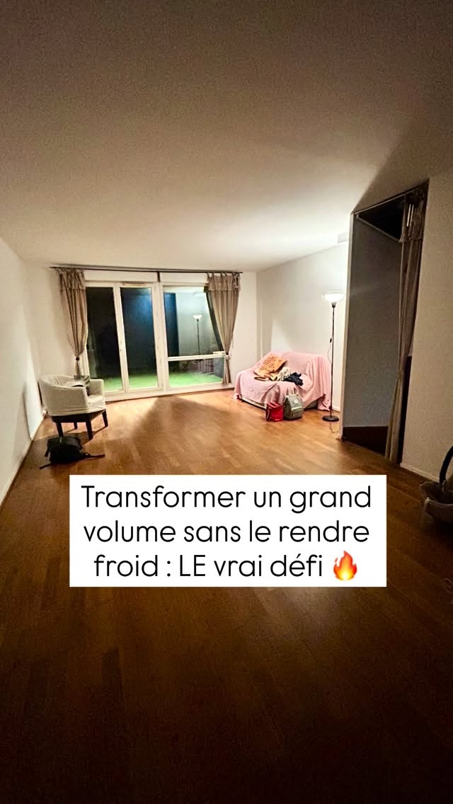 Ce salon avait un vrai potentiel.
Un beau volume, de la lumière…
mais une pièce froide, peu structurée et difficile à aménager au quotidien.
L’objectif du projet :
👉 créer une vraie ambiance
👉 structurer les usages
👉 et donner du caractère à l’espace sans l’alourdir.
Pour ça, nous avons retravaillé :
• les volumes
• l’éclairage via le faux plafond
• les circulations
• les matières
• et l’implantation du mobilier.
Le bleu profond permet ici de donner du relief au volume, tandis que le bois et les lignes graphiques viennent réchauffer l’ensemble.
👉 Résultat : un salon plus cohérent, plus chaleureux et surtout pensé pour être vécu.
👉 Tu as un projet de rénovation et tu veux repenser ton espace intelligemment ?
💌 Écris-moi “PROJET” en DM, je t’explique comment transformer ton intérieur sans perdre de mètres carrés… ni de cohérence.
#architectureinterieure
#architectedinterieur
#renovationmaison
#renovationsalon
#avantaprestravaux