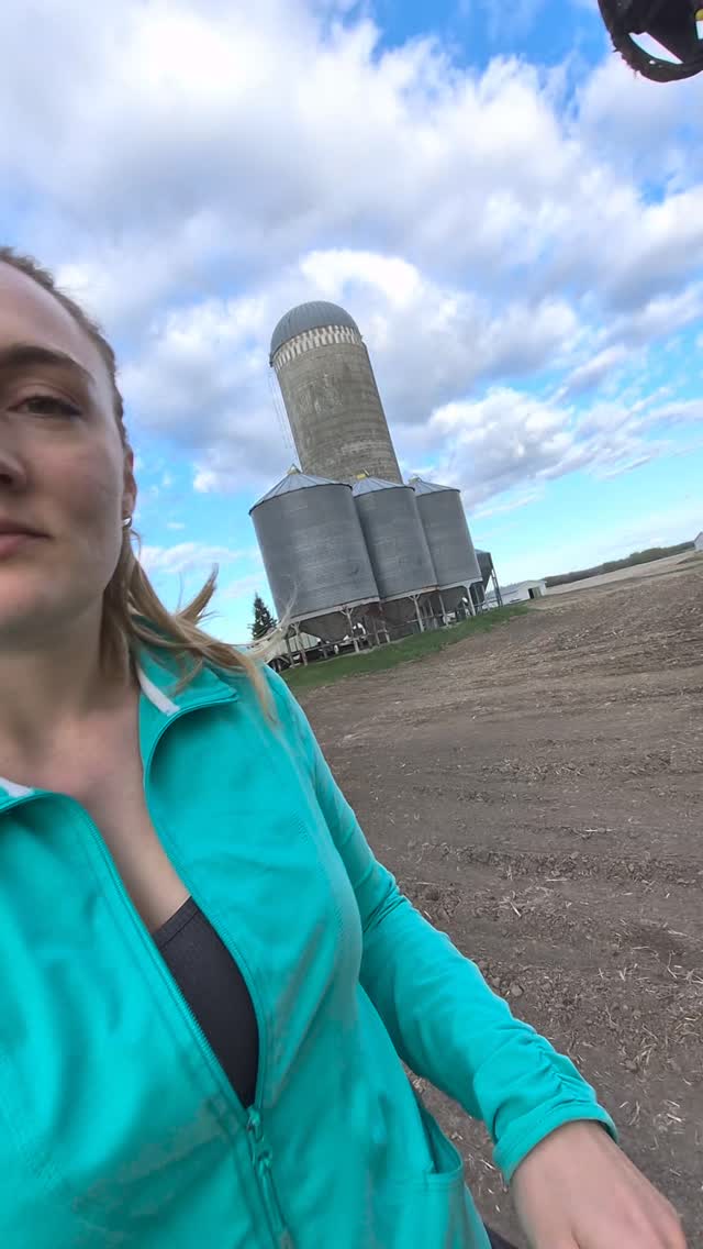 B-roll from spring on the family farm 🌱💛
From spring planting,
to cutting lawn,
to trying on my high school grad dress while cleaning my closet,
putting on my summer tires
& dirt road runs 🏃🏼♀️
There's no place like home
#sleighallday