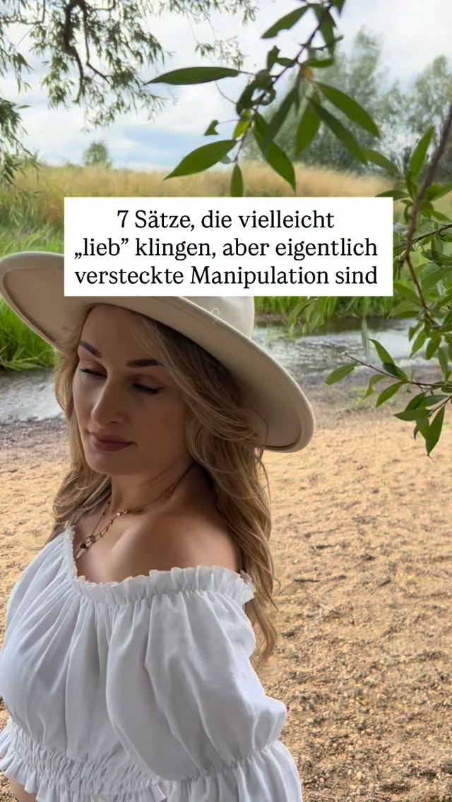 Es ist so oft das eben nicht offensichtliche … Manipulation klingt erstmal oft liebevoll, besorgt… sogar beschützend.
• 1 Ich sag das nur, weil mir was an dir liegt.”
👉🏼Ich überschreite eine Grenze und nenne es Liebe.
• 2 . „Nach allem, was ich für dich getan habe…”
👉🏼 Du bist mir was schuldig. Schuldgefühle sind mein Werkzeug.
• 3 „Dann bin ich wohl einfach der Böse.”
👉🏼 Ich spiele das Opfer, damit du dich für deine Grenze schämst.
• 4 „Ich hab mich doch entschuldigt. Was willst du noch?”
👉🏼 Ich hab nicht vor, mich zu ändern. Ich will nur, dass du aufhörst
• 5 „Ich bin nur eifersüchtig, weil ich so viel für dich empfinde.”
👉🏼 Meine Unsicherheit ist jetzt dein Problem.
• 6 . „Das hab ich doch gar nicht so gemeint.”
👉🏼 Nicht meine Absicht zählt, nur dass du jetzt aufhörst, dich zu beschweren.
• 7 „Ich hab noch nie jemanden so geliebt wie
dich.“
👉🏼 Druck. Weniger eine Aussage über meine Gefühle, eher eine Aussage darüber, was du mir jetzt schuldest.
Und bei alldem … Es geht nicht darum, was die Person sagt, sondern wie es dich FÜHLEN lässt.
Manipulatoren schreien dich nicht immer an oder machen dich runter. Stattdessen streuen sie ganz kleine Zweifel in deinen Kopf … so lang, bis du dir selbst nicht mehr glaubst.
Aber nur zu wissen, wie ihre Taktiken funktionieren, macht dich noch nicht unverwundbar. Was dich wirklich schützt, ist Heilung, denn Manipulation funktioniert nur dort, wo bei dir noch eine alte Wunde sitzt.
Wenn du tief drin noch das Gefühl trägst, nicht gut genug zu sein, dann fühlt sich Lovebombing für dich nicht nach Warnsignal an. Sondern nach ERLEICHTERUNG. 😮💨
Was dich wirklich raus aus diesen Beziehungen holt, ist nicht mehr Wissen, sondern ein anderes Bild von dir selbst. Schick mir ein „❤️🩹“ & ich zeig dir wie.