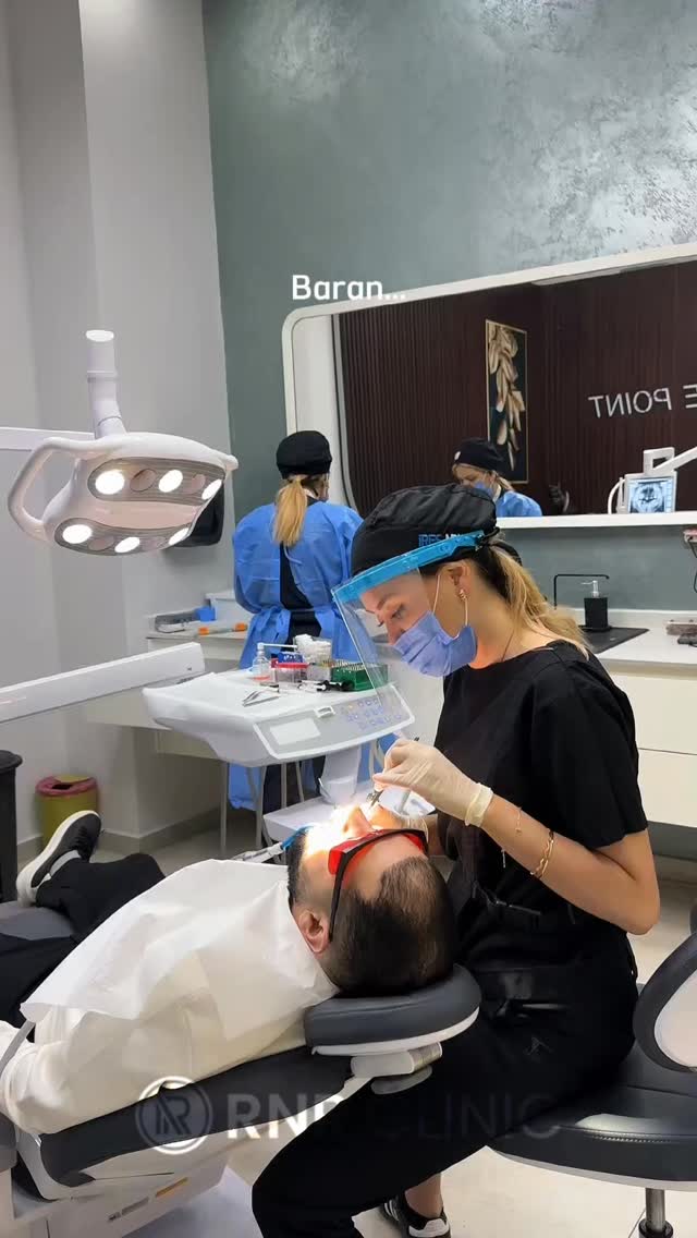 #deutschland #dental #viralvideos #fyp #smile
Wenn du über eine Zahnbehandlung in der Türkei nachdenkst, aber noch Bedenken hast, bist du nicht allein – und genau hier setzen wir an.
Bei uns stehst du als Mensch im Mittelpunkt. Deine Gesundheit, dein Wohlbefinden und dein Vertrauen haben für uns oberste Priorität. Besonders für Angstpatienten bieten wir moderne, schonende Behandlungsmethoden sowie ein einfühlsames Betreuungskonzept, das dir Sicherheit und Ruhe vermittelt – vom ersten Kontakt bis zum Abschluss deiner Behandlung.
Leidest du seit Jahren unter Zahnproblemen oder fühlst dich mit deinem Lächeln nicht mehr wohl? Dann bist du bei uns genau richtig. Unser Ziel ist es, dir nicht nur ein ästhetisch schönes, sondern vor allem ein langfristig gesundes und natürliches Lächeln zu ermöglichen.
Vertraue auf Erfahrung, Qualität und individuelle Betreuung – für ein Ergebnis, das dich nachhaltig begeistert.