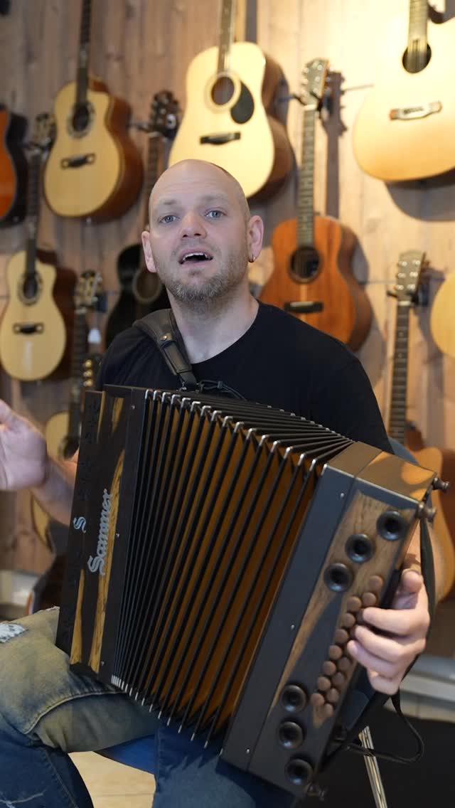 Let’s Quetsch! 🪗🔥
Heute: die Sammer Harmonika in edler Räuchereiche.
Jetzt im Pinzgauer Musikhaus ausprobieren!
#sammer #musicstore #harmonika #volkmusik #musikwerkstatt