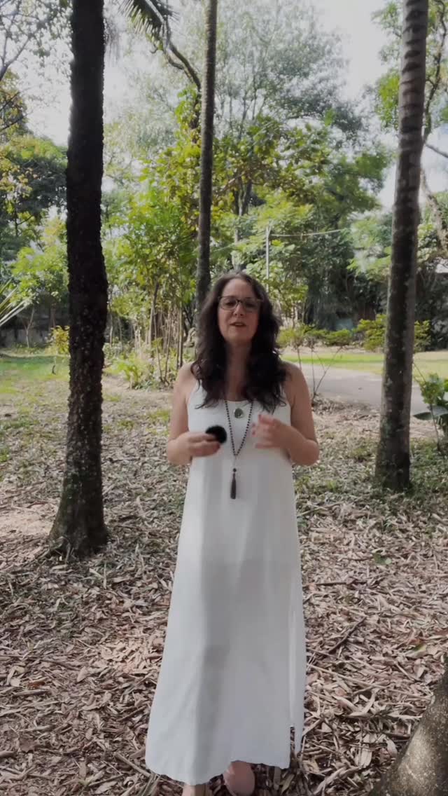 Você já notou como o corpo responde quando o ritmo desacelera em meio à natureza?
A ciência tem chamado isso de “Banho de floresta”.
Não tem a ver com atividade física, é sobre presença de qualidade: sentir os sons, aromas, o vento, a paisagem.
Estudos mostram que cerca de 2 horas semanais em ambientes naturais já se associam a:
menos estresse, melhora do humor, regulação do sono e até suporte à imunidade.
O sistema nervoso sai do estado de alerta e entra em modo de reparo e digestão.
O cortisol reduz, a frequência cardíaca desacelera e o corpo retoma sua capacidade de se autorregular.
No Ayurveda, saúde é esse alinhamento entre corpo, mente e natureza.
Por isso, todos os anos conduzo, junto com Eric Slywitch, um retiro na natureza.
Este ano, uma imersão de 4 dias dedicada ao cuidado do eixo intestino–cérebro–metabolismo —
com descanso, desaceleração e vivência prática da alimentação terapêutica ayurvédica.
Se você sente que tenta se cuidar, mas não tem conseguido sustentar…
talvez o que falte seja suporte, pausa e recuperação — não mais esforço.
Se isso fez sentido, te convido a ver todos os detalhes no link da bio.
#retirocorpuschristi #retirodeAyurveda #eixointestino-cérebro #mindfulness #banhodefloresta