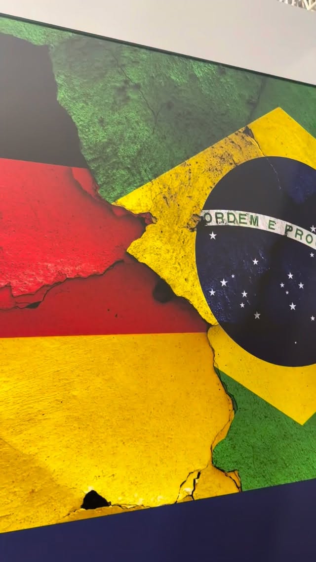 Brasil e Alemanha não são só dois países.
São histórias que se encontram.
No nosso stand, conversamos com Mariana Schiller sobre a palavra-chave que define tudo o que construímos:
a conexão Brasil-Alemanha.
Ela compartilhou como encontrou, aqui, um espaço acolhedor para brasileiros na Alemanha
com informação, orientação sobre direitos e suporte também para empresas.
E é exatamente isso que queremos ser:
um ponto de apoio, de clareza e de oportunidades para quem está vivendo ou expandindo entre esses dois mundos.
Foi incrível!!!!!
📍 Halle 12, Stand E3/2
📲 WhatsApp: +49 160 4015838
📧 info@delainekuehn.com
🌐 www.delainekuehn.com
#BrasilAlemanha #HannoverMesse
#DireitoMigratório #NegóciosInternacionais
#ConexõesQueTransformam