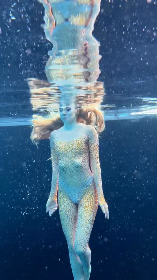 Not always as effortless as it looksโฆ
At one point my hair fully hooked onto the sequins on my hands, which meant no more dramatic hair moments for the rest of the take ๐ซ
Underwater, you canโt just reset a costume malfunction that easily. Vision is limited, breath is limited and small tangles can become big problems.
You have to surface, start fresh and try again. Because at the end of the dayโฆ you still have to get the shot!
A great reminder that an experienced photographer and safety team are key, because malfunctions happen and when youโre working underwater, those can quickly become dangerous.
#costumemalfunction #underwatersafety #freedivingphotography #realmermaid #mermaidtarielle