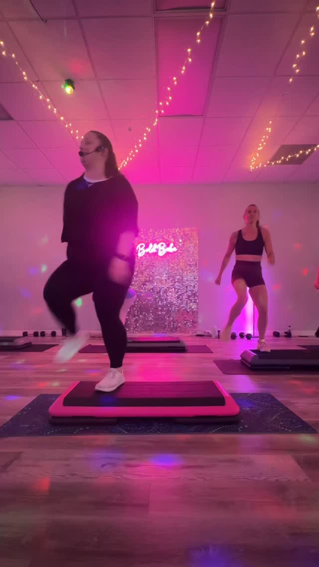 Love a new routine that challenges me AND the class 😅 This one is next level purely bc of the speed…with risers it was a doozy!! 👏🏻
Have you tried a step class at Bold yet? What’s stopping you???
✨ We break down the movements and the routines sloowww before we jump in quick like this
✨ Step is a fantastic full body workout for all levels (and we offer modifications throughout!)
✨ There are NO wrong moves on our dance floor so no need to feel pressure to be perfect, we’re all there to step out of our comfort zone and GROW!
Come step with us 💗
🔗 Studio classes available using the link in our bio
💻 On-demand classes available at BoldBodyAcademy,com
#stepworkout #aerobicstep #stepfitness #bodyneutralfitness #funworkouts