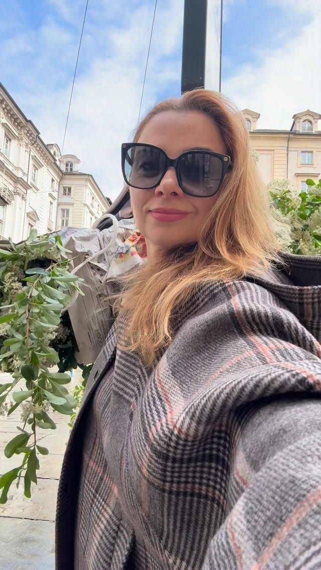 Beautiful little routines… market runs, branches in hand through the city, and now this fresh spring feeling filling my home🌿