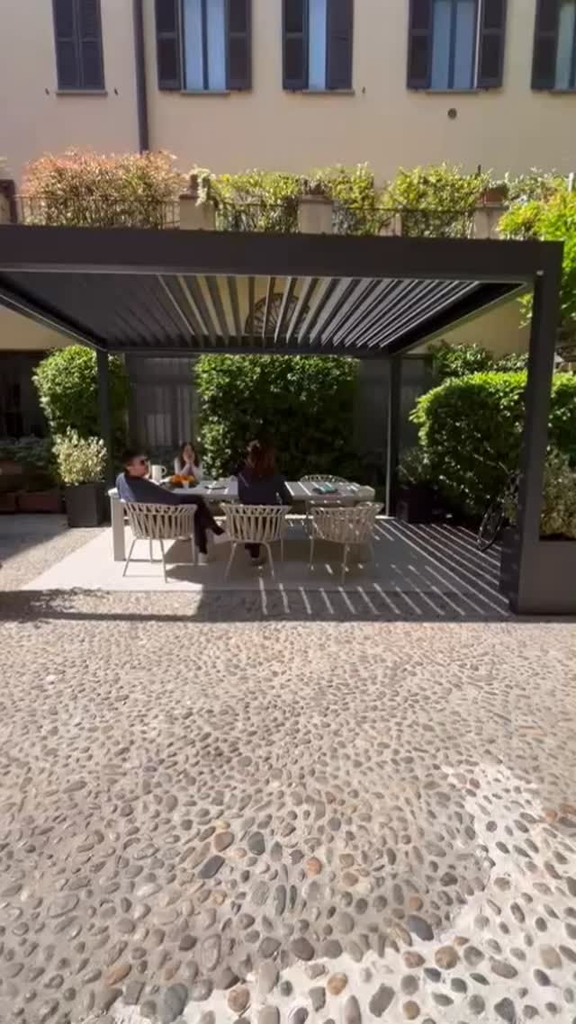 Na Semana de Design em Milão, o outdoor se revela também como espaço de pausa e produtividade.
Em meio à intensidade da semana, a pérgola bioclimática se insere no espaço público como uma solução versátil: um ponto de encontro para reuniões informais, trocas criativas ou simplesmente um refúgio para desacelerar.
A modulação da luz natural, a iluminação embutida, o controle térmico e a integração com o entorno transformam a experiência criando um ambiente confortável, funcional e ao mesmo tempo inspirador.
Mais do que abrigo, uma extensão inteligente do espaço urbano, onde trabalho e bem-estar coexistem.
@arthurdecor
#ArthurDecor #MilanoDesignWeek #OutdoorLiving #PérgolaBioclimática #ArquiteturaUrbana EspaçoPúblico DesignContemporâneo PátioDesign