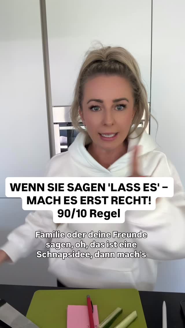 Wie oft hast du schon gehört: „Lass das lieber“,
„Das ist zu riskant“ oder „Schuster, bleib bei deinen Leisten“? 🙄
Ganz ehrlich? Ich war schon immer dieses Trotz-Kind.
Wenn mir jemand gesagt hat, ich soll es lassen, war das für mich der Startschuss.
Warum?
Weil ich meine eigenen Erfahrungen sammeln wollte.
Ja, ich bin stellenweise auf die Schnauze gefallen.
Und ja, es war schmerzhaft.
Aber: Ich bin den Weg gegangen.
Ich muss mich heute auf keine Aussagen von anderen verlassen, denn ich weiß, wie es sich anfühlt. Ich weiß, was funktioniert für MICH. Du weißt nie, wie eine Chance auf dich persönlich reagiert, wenn du sie nicht selbst ausprobierst.
Die bittere Rechnung der meisten Menschen:
Die meisten haben so viel Schiss, dass sie gar nicht erst losgehen. Sie sehen nur die 10 % Risiko, dass es schiefgehen könnte.
Aber checkst du eigentlich, was du dafür opferst?
Wegen lächerlichen 10 % Risiko wirfst du 90 % Möglichkeiten, Wachstum und Chancen auf ein freieres Leben einfach weg. 📉
Mein ungefragter Rat an dich:
Hör auf, auf die Bedenkenträger zu hören.
Probier’s aus. Geh für deine 90 % Opportunities.
Der schlimmste Fall? Du landest wieder da, wo du jetzt gerade bist. Status Quo. Also hast du absolut nichts zu verlieren, aber alles zu gewinnen. 🚀
Bist du eher Typ „Ich trau mich nicht“ oder Typ „Trotz-Kind“?
Schreib’s mir mal ehrlich in die Kommentare! 👇