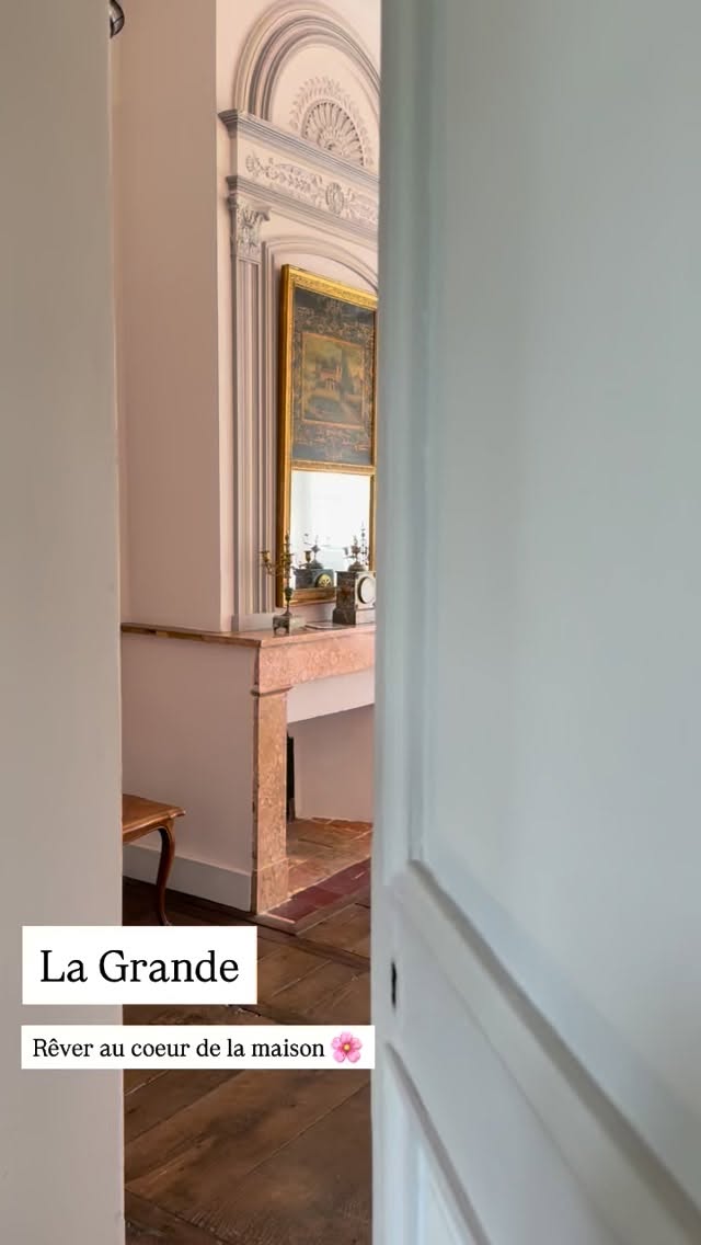 “Er kan er maar één de grootste zijn en dat ben ik, La Grande. Dat komt natuurlijk omdat ik in het hart van het huis lig, centraal in de middenbeuk. Mijn blik is open en naar buiten gericht op het zwembad. Elke dag opnieuw schittert het blauw in mijn vensters. Sluit ik mijn luiken, dan voel ik me geborgen tussen mijn eeuwenoude wanden en planken. Ja, groots in ruimte ben ik, maar ook in tijd. Daarom zet ik de klok soms stop. Gewoon om even stil te genieten van binnen en buiten.”
“Seulement une peut être la plus grande et ça c’est moi. C’est évidement parce que je suis au cœur de la maison, au centre de la grande nef centrale. Mes yeux sont ouverts et tournés vers la piscine. Le bleu brille dans mes fenêtres tous les jours. Si je ferme mes volets, je me sens en sécurité entre mes murs et planchers séculaires. Oui, je suis grande d’espace, mais aussi du temps. C’est pourquoi j’arrête parfois la pendule. Juste pour profiter tranquillement de l’intérieur et de l’extérieur.”
#chambresdhôtesdecharme #bonweekend #ohlechateau #bijzonderplekjeinfrankrijk #slowtourismefrance
