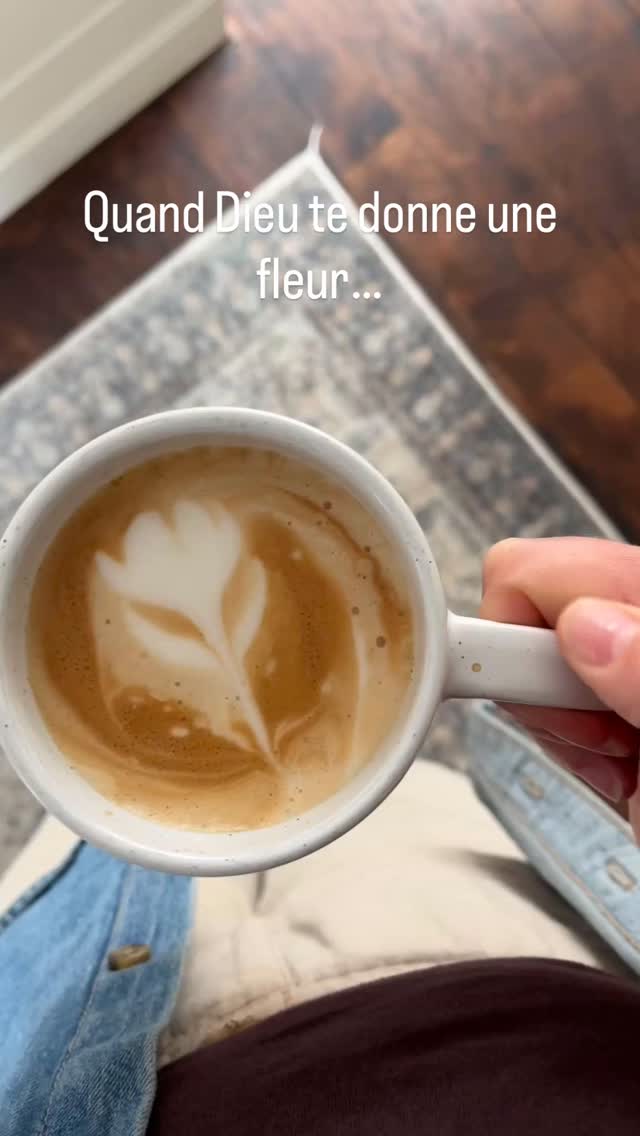 J’avais envie de vous partager une petite histoire qui m’est arrivé la semaine dernière, comme quoi Dieu est beaucoup plus présent dans notre vie que ce que l’on pense…
Vendredi dernier, c’était une journée lourde en émotions pour mon coeur de maman, disons-le comme ça.
En après-midi, quand je me suis fait mon petit café et que j’ai versé mon lait moussé, j’ai réalisé la plus jolie tulipe en latté art. Il faut que je précise que je n’ai absolument aucun talent en latté art. Au-cun!
C’est en partageant la photo sur mon compte Instagram personnel qu’une amie m’a écrit en disant : « C’est le bon Dieu qui t’envoie une fleur, il n’y a pas de coïncidence avec Dieu ».
Mon cœur a fondu… mon père du ciel m’aime tellement qu’en cette journée difficile, il m’a envoyé une fleur pour me réconforter.
Dire que j’aurais passé à côté si ça n’avait pas été de cette amie.
#blogchretien #motherhood #lifewithjesus