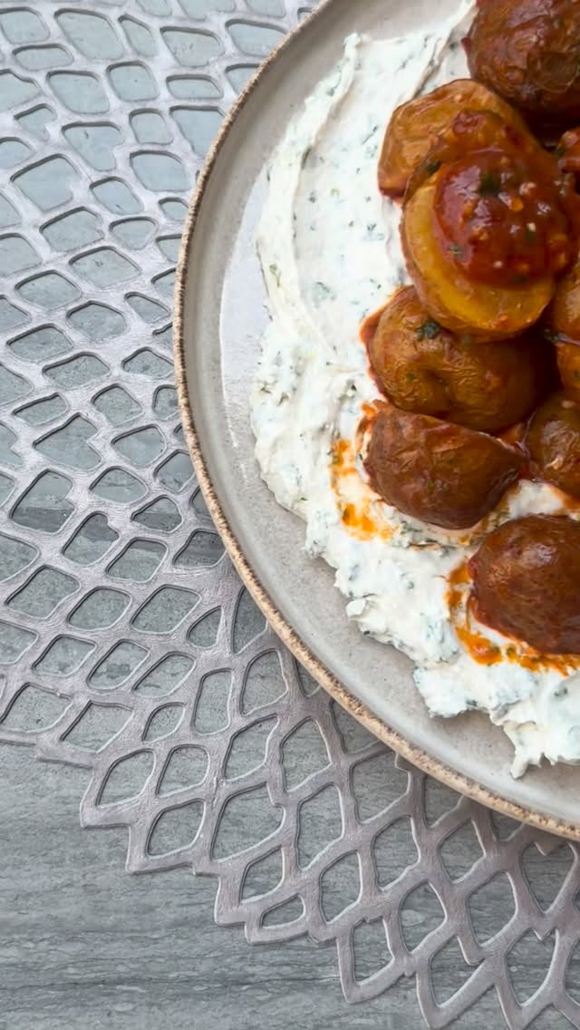 Papitas picositas sobre cama cremosa de jocoque + tahini… de esas que pruebas una y ya no puedes parar.
Crujientes por fuera, suavecitas por dentro, con una salsita intensa y especiada que se pega perfecto a cada papita. Y abajo… una base cremosa, fresca y ácida que equilibra TODO.
Guárdalo porque esto lo vas a repetir.
Ingredientes
• 300 g de papitas @littlepotatoco (las compro en Costco o en tiendas de autoservicio)
• Aceite de aguacate
• Sal de mar
Para la salsita:
• 2 dientes de ajo picados
• 2 cucharadas de aceite de oliva
• 2 cucharadas de pasta de tomate
• 1 cucharadita de chili flakes
• ¼ taza de agua (para diluir)
• 1 cucharadita de consomé sin glutamato
Para la base:
• ½ taza de jocoque
• 3 cucharadas de tahini
• Jugo de 1 limón
• Cilantro
• Perejil
Preparación
1. Parte las papitas Little Potato por la mitad, mézclalas con aceite de aguacate y sal de mar.
2. Llévalas a la freidora de aire por 20 minutos hasta que estén doradas y suaves por dentro.
3. En un sartén, dora el ajo con el aceite de oliva, agrega chili flakes y pasta de tomate, cocina por 1 minuto.
4. Incorpora el agua, jugo de limón y cilantro picado.
5. Añade las papitas y deja hervir por 3 minutos moviendo para que se impregnen bien de la salsa.
6. En un bowl, mezcla el jocoque, tahini, jugo de limón y perejil.
7. Unta la base en un plato, sirve encima las papitas calientes y disfruta.
Tip: sírvelas recién hechas para que el contraste entre la salsa caliente y la base cremosa sea otro nivel.
Si las haces, me cuentas que tal!!