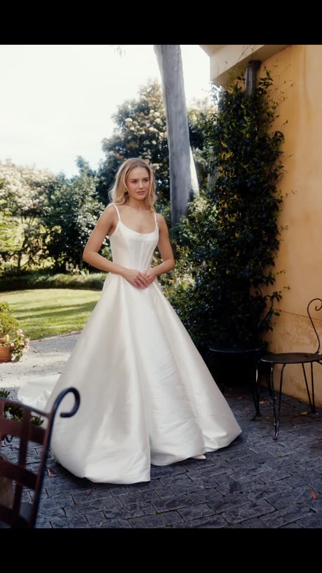 2 piece gowns by @sienricher π what's not to love!
#bridaltrends
#bridalshop
#2026bride