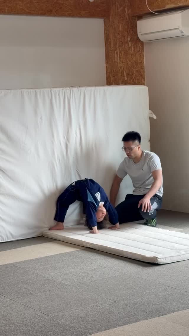 ブリッジ系のトレーニング🔥
最初は怖くて動けなかった子も…
コツをつかめばここまで出来るようになります👏✨
「できた!」の瞬間が自信に変