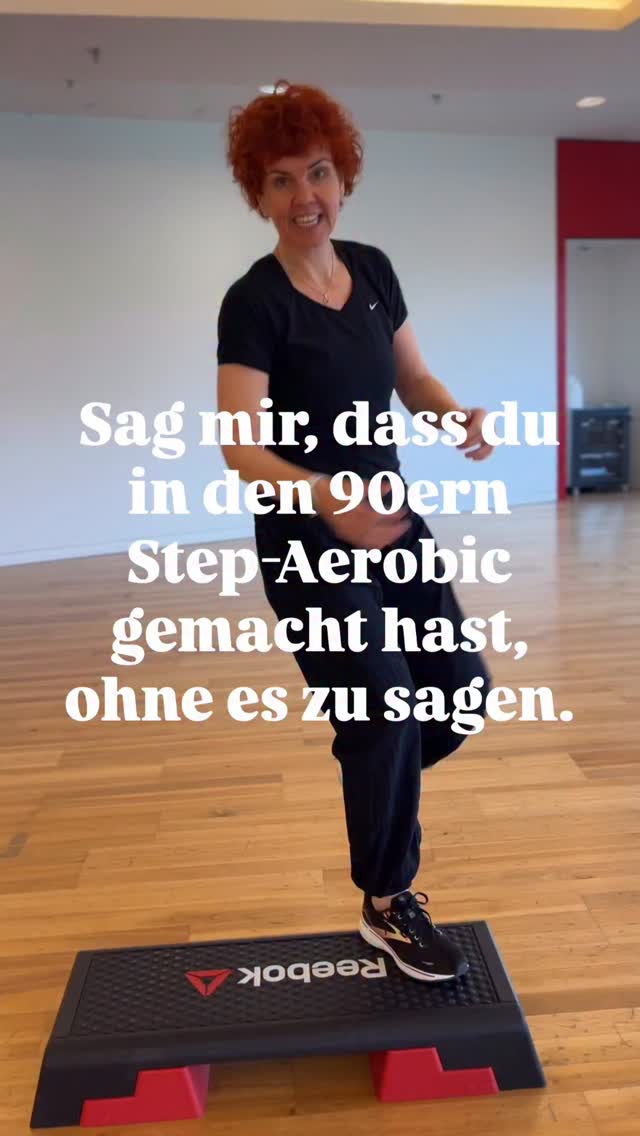 Ich LIEB meine Step & Tone Einheit!
Jeden Mittwoch 9 Uhr stehe ich im @johnharrisfitness bei Alma auf der Matte. Also am Step 😅
Bestes Cardio- & Braintraining, Almas Choreos sind meeeega!
Die Tone-Sequenzen lassen nicht nur den booty brennen. 🔥 Kraftausdauer olé!
Wer war als Teenie schon Steppen und geht jetzt als Queenager auch wieder (oder noch)?