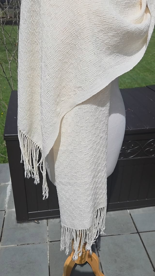Ms and O's wide wrap in a natural cotton and rayon blend.
https://sunrisehandwovens.etsy.com/listing/4495027033
#sunriselodgefiberstudio #weaversofinstagram #handmade #handwoven #handweaving