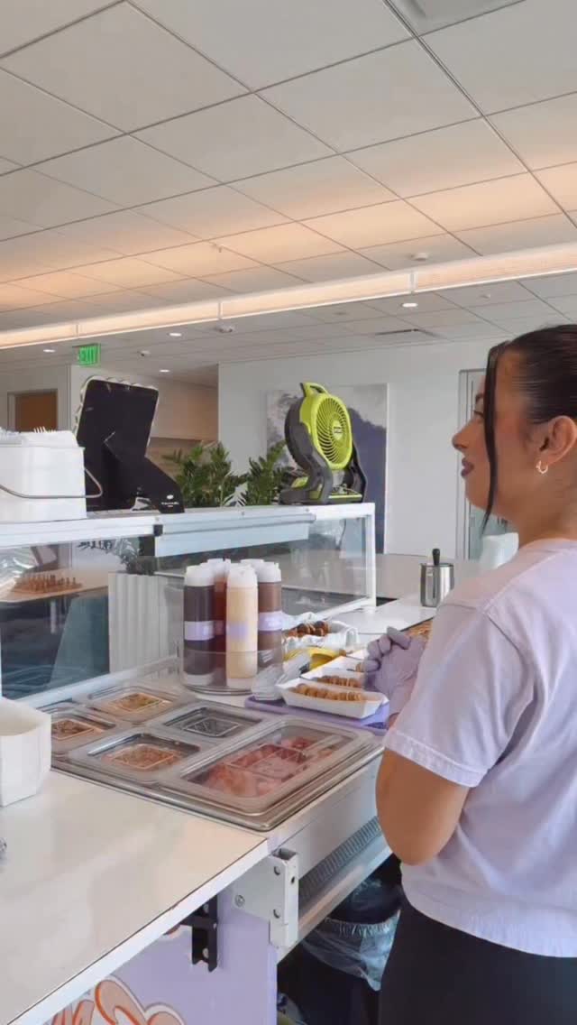 There is nothing better than seeing guests enjoy our mini pancakes 🥰
#minipancakes #eventcatering #dessertcart #snackcartbusiness #comewithus