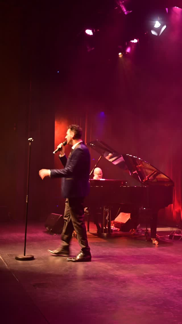 Always pays to have a party trick up your sleeve, but after several years maybe it’s time I start learning either another song with ‘Italian language’ in it or another language? 😅
🎹 @mikepensini
#melbournejazz #onaneveninginroma #karralyka #jazzsinger #melbournelivemusic