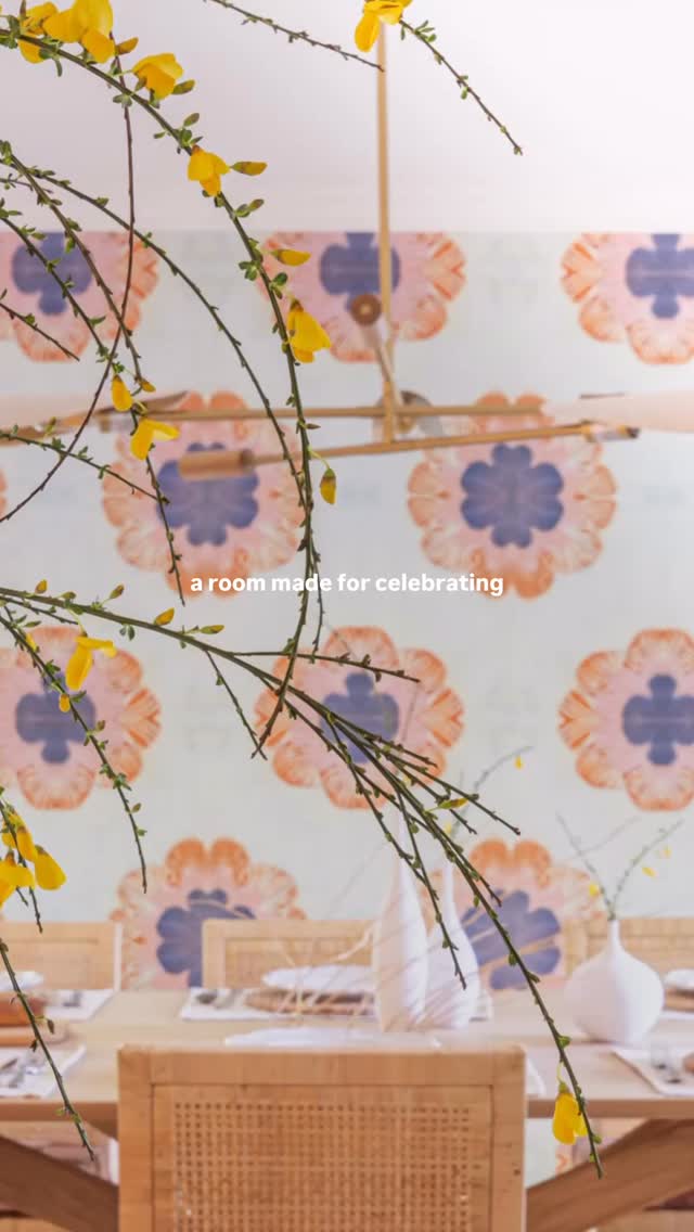 We were so excited to see this special dining room come together for our friend @ruthmarieembler 🛼🛼 Our Walking On Sunshine Seaside and Uptown Girl patterns from The Alchemy Collection bring the perfect mix of color harmony and organic geometry to the minimal design. Thanks so much to our friend @christyhollywood for capturing the sun filled space with an eye for detail and polish. Thanks to the amazing wallpaper installer @bradshaw_wallcovering for the perfect installation. Wallpaper and textiles from The Alchemy Collection by @teresarocheartandtextiles x @lizrundorffsmithstudio available for sampling and yardage at the link to @teresarocheartandtextiles website!