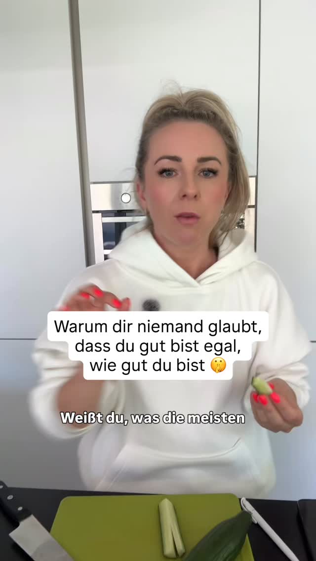 Die meisten da draußen wollen dir nur ein System verkaufen. Eine Weiterbildung, die dich „näher zu deinen Kunden“ bringt. 🚩
Was du am Ende bekommst?
Eine 08/15 Copy-Paste Strategie, die 5.000 andere Menschen vor dir auch schon bekommen haben.
Frag dich mal ehrlich: Wie wahrscheinlich ist es, dass genau das für DICH funktioniert?
Echter Erfolg auf Social Media entsteht nicht durch eine Kopie, sondern durch deine einzigartige Persönlichkeit.
Wenn du dich verstellst, um „professionell“ zu wirken, verlierst du genau das, was dich besonders macht: Dich selbst.
Ich zeige dir, wie du du bleibst und dennoch erfolgreich Kunden gewinnst. Ohne Maske. Ohne Bullshit.
Schön, dass du da bist. Folge mir, wenn du deinen eigenen Weg gehen willst. 👇