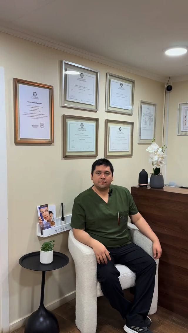 Mayo, nuestro mes 💫
Cumplimos 5 años de Clínica Dental Austral… y queremos celebrarlo contigo 💙
Hoy comenzamos con una historia muy especial:
nuestro fundador, el Dr. Rodrigo Aguilar, nos cuenta cómo ha sido este camino desde el primer día…
desde cuando todo era solo un proyecto, hasta lo que somos hoy ✨
Han sido 5 años de crecimiento, de esfuerzo y de construir algo en lo que realmente creemos:
una atención cercana, moderna y pensada para cada paciente